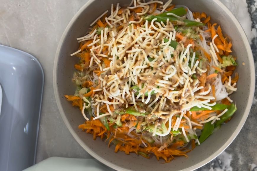 How to Make a Layered 5-Minute Asian Noodle Bowl with Strucket