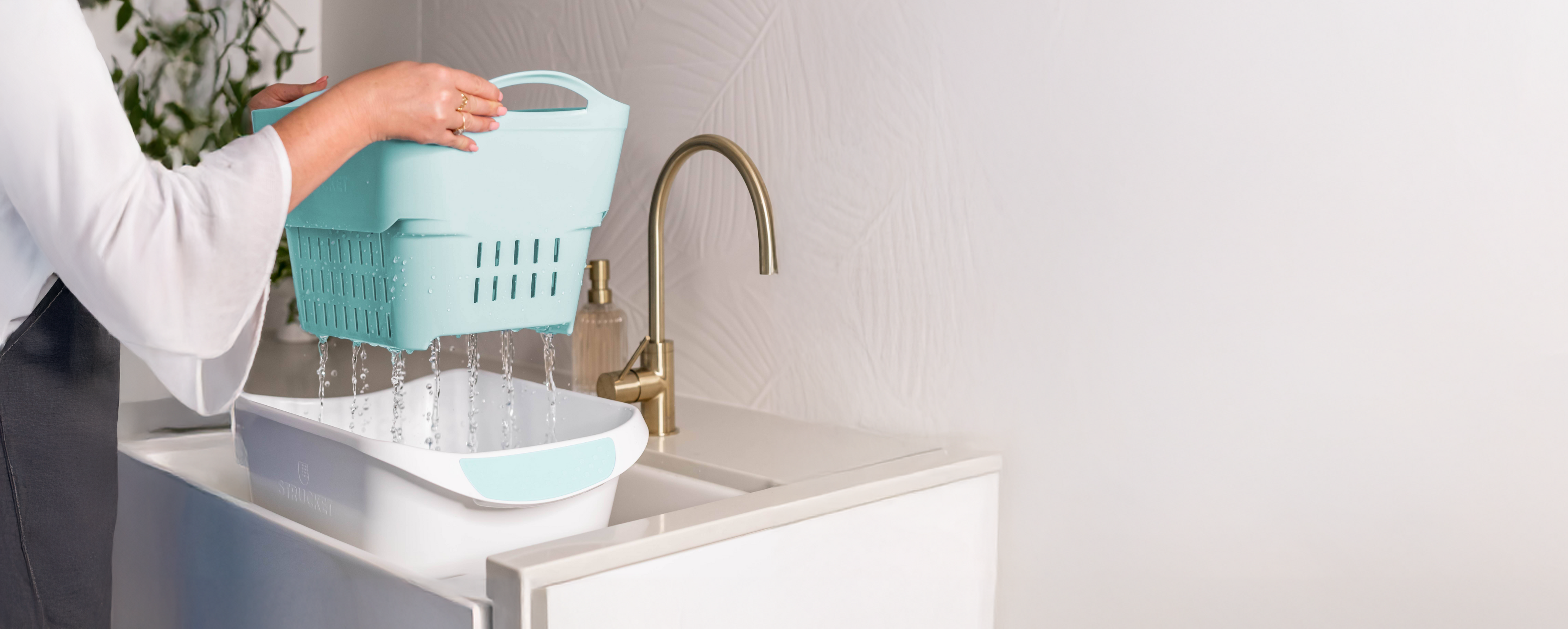 Strucket 19L laundry bucket with strainer and plug system for easy washing and rinsing