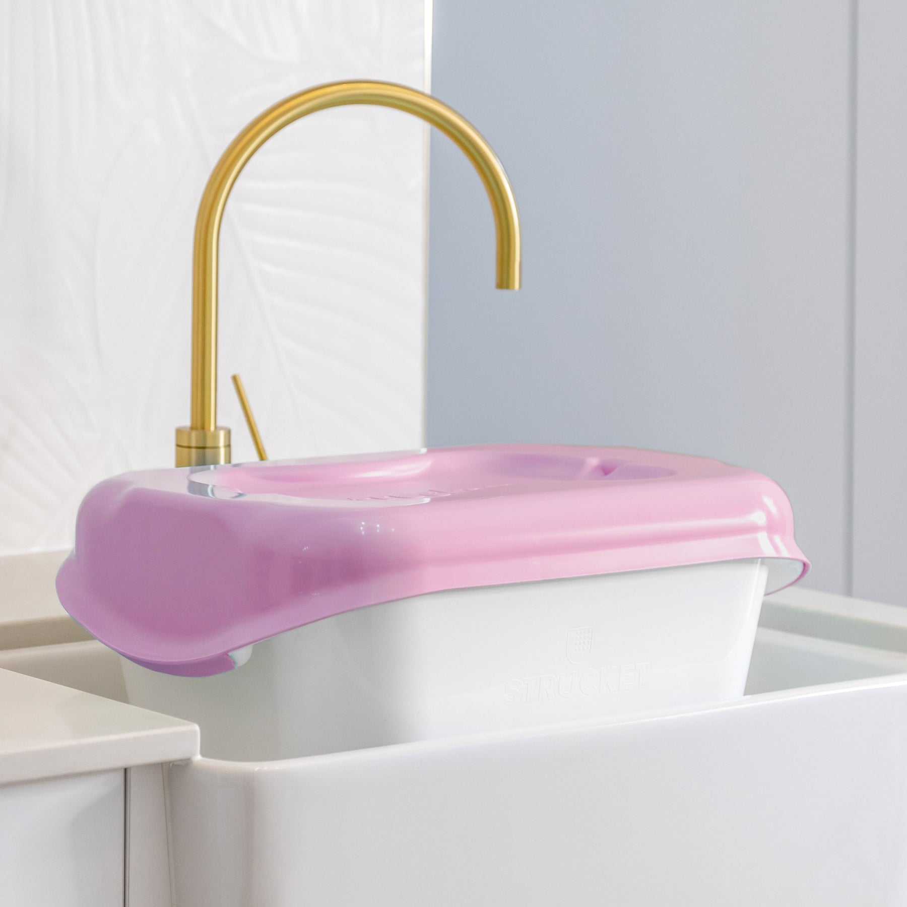 Strucket lid locking securely for added safety